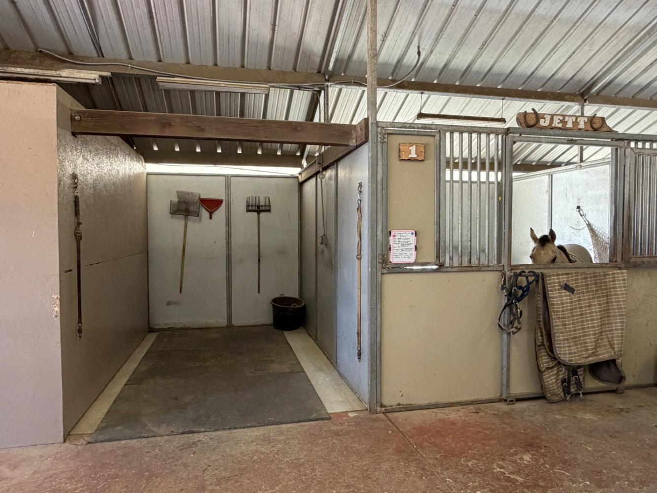 Grooming stall at Triple D Ranch